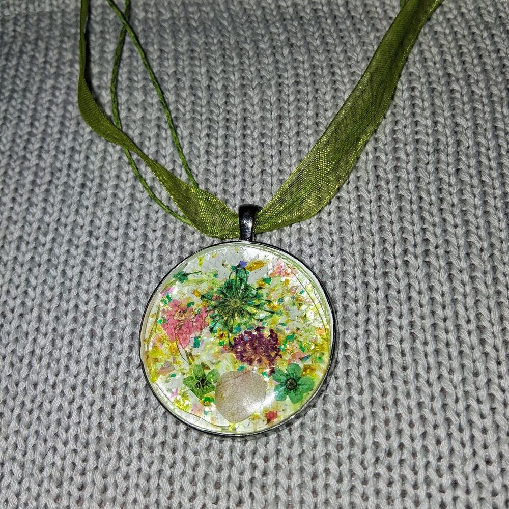 Green Lace Flower Nature Resin Pendant Necklace with Silver Tone Chain